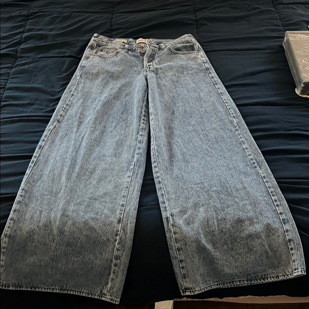 Universal Threads Wide-Leg Light Blue Jeans